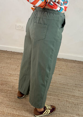 Barrel leg magic pants - black