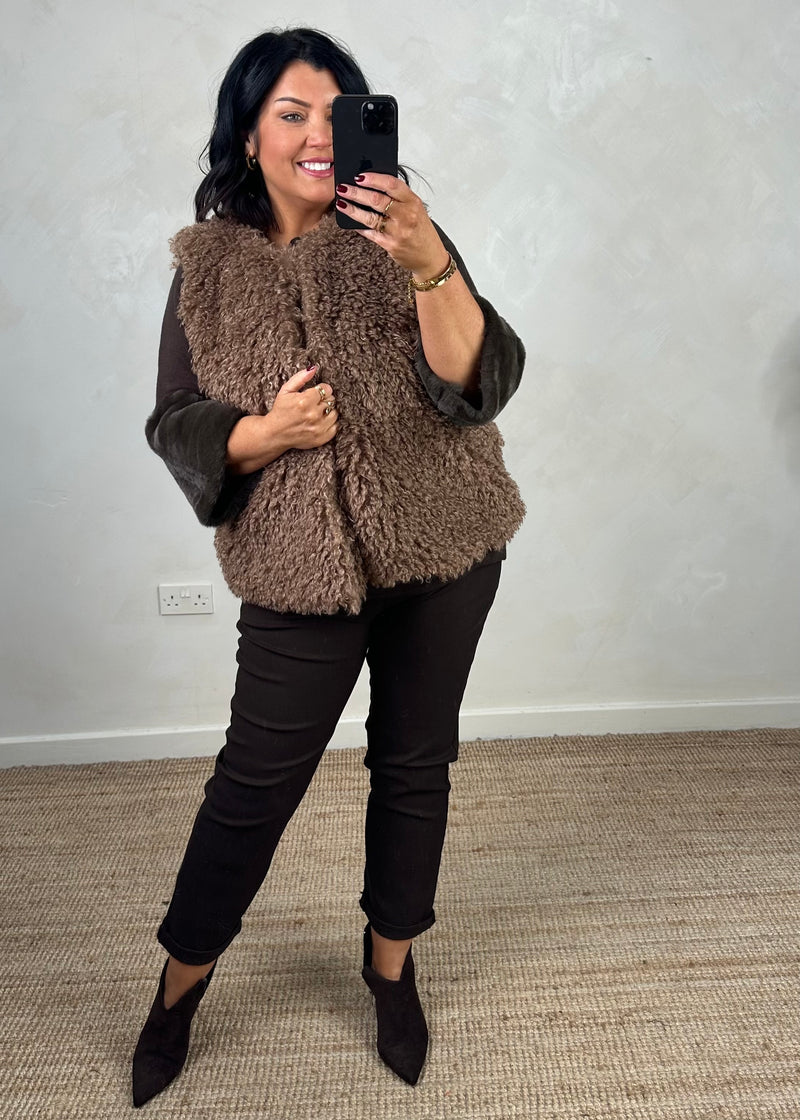 Mila shaggy gilet - chocolate