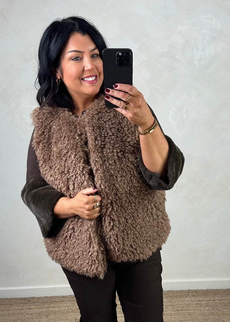 Mila shaggy gilet - chocolate