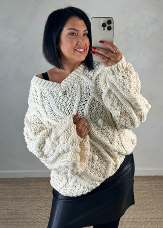 V-neck chunky cable knit - cream