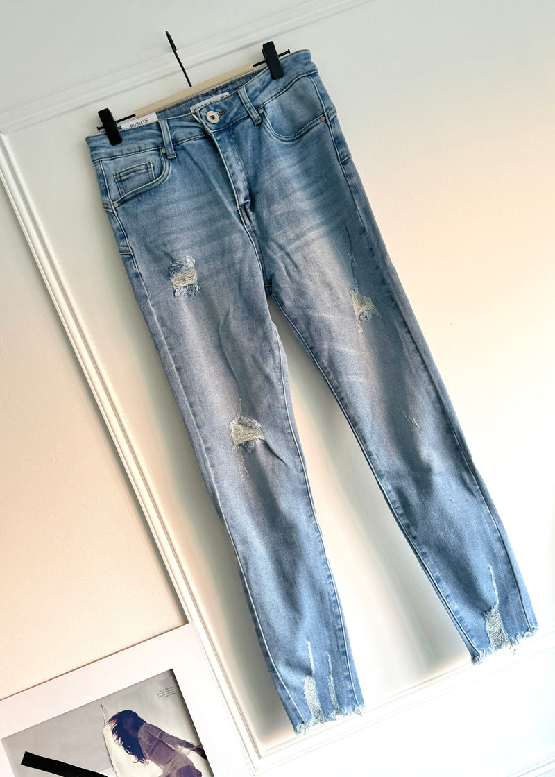 Frayed skinny jeans / to a size 20