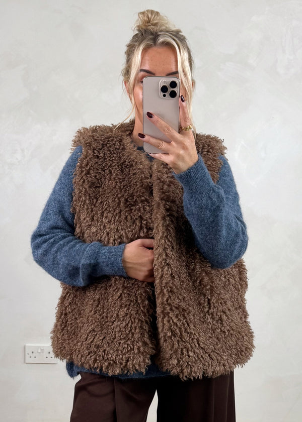 Mila shaggy gilet - chocolate-The Style Attic