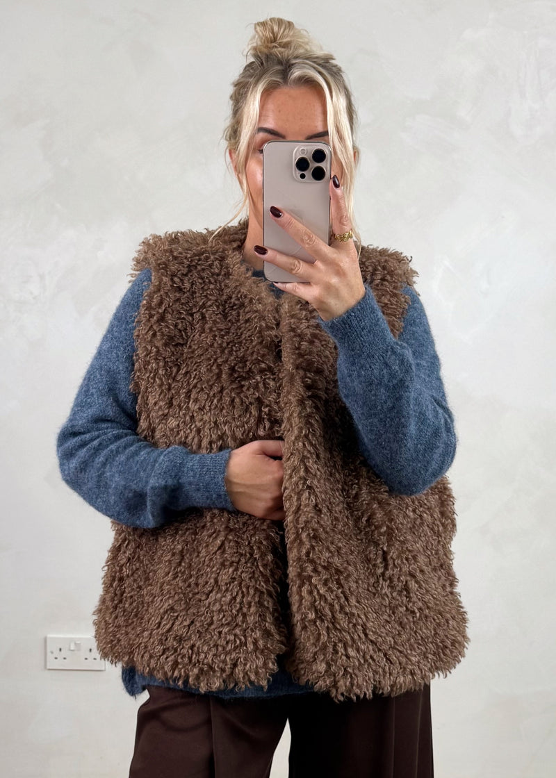 Mila shaggy gilet - chocolate-The Style Attic