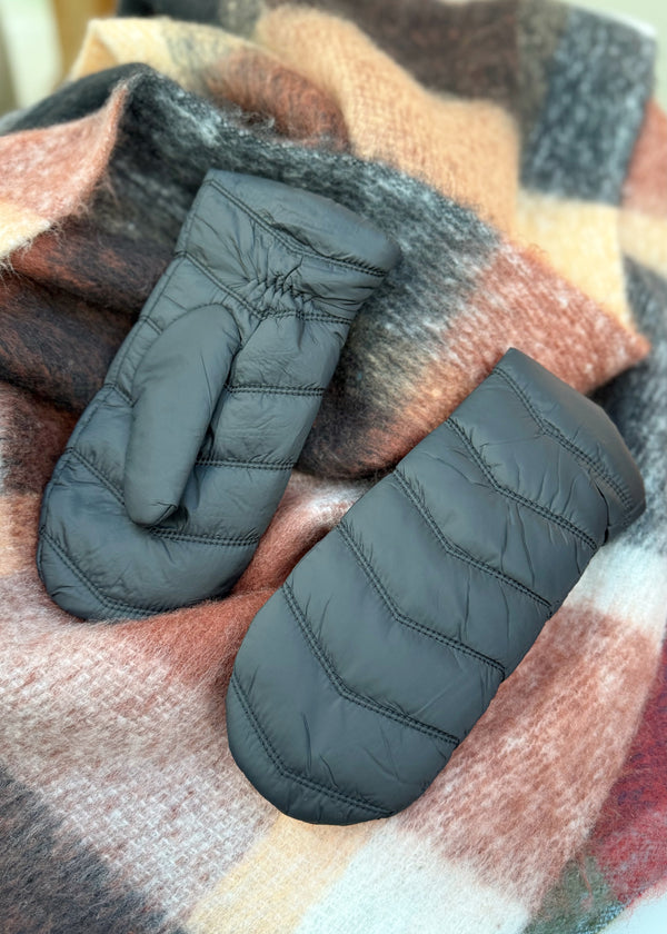 Padded mittens - black-The Style Attic
