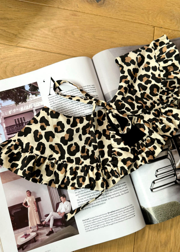 Leopard print collar